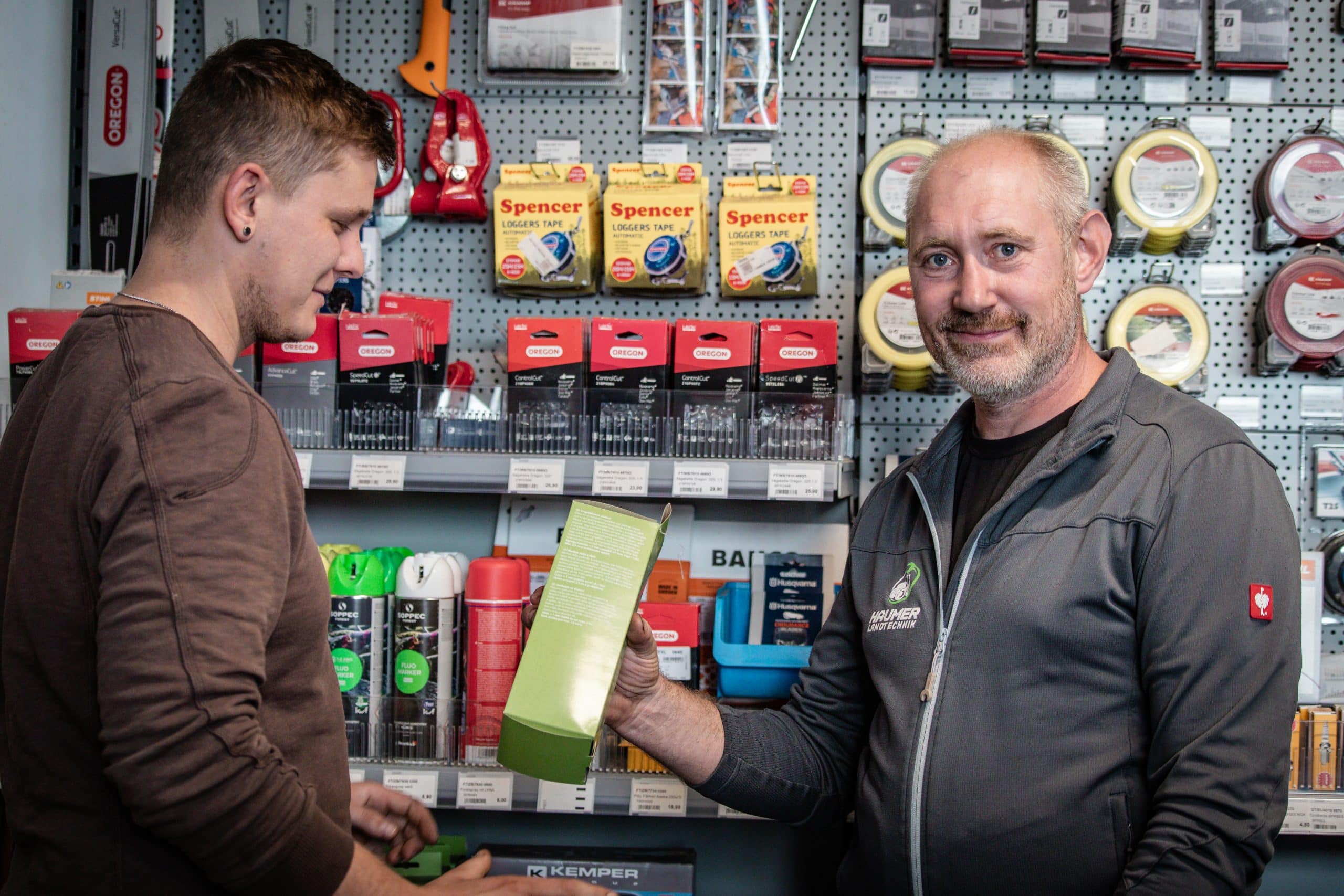 Jan Haumer Landtechnik berät einen Kunden im Shop