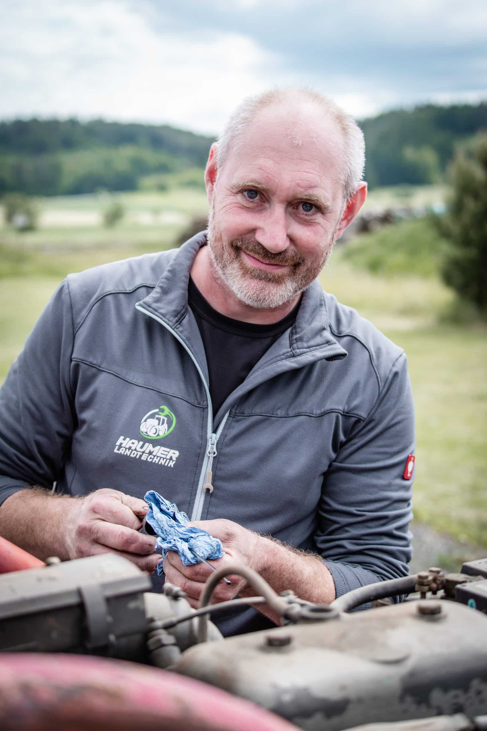 Jan Haumer Landtechnik repariert eine Landmaschine