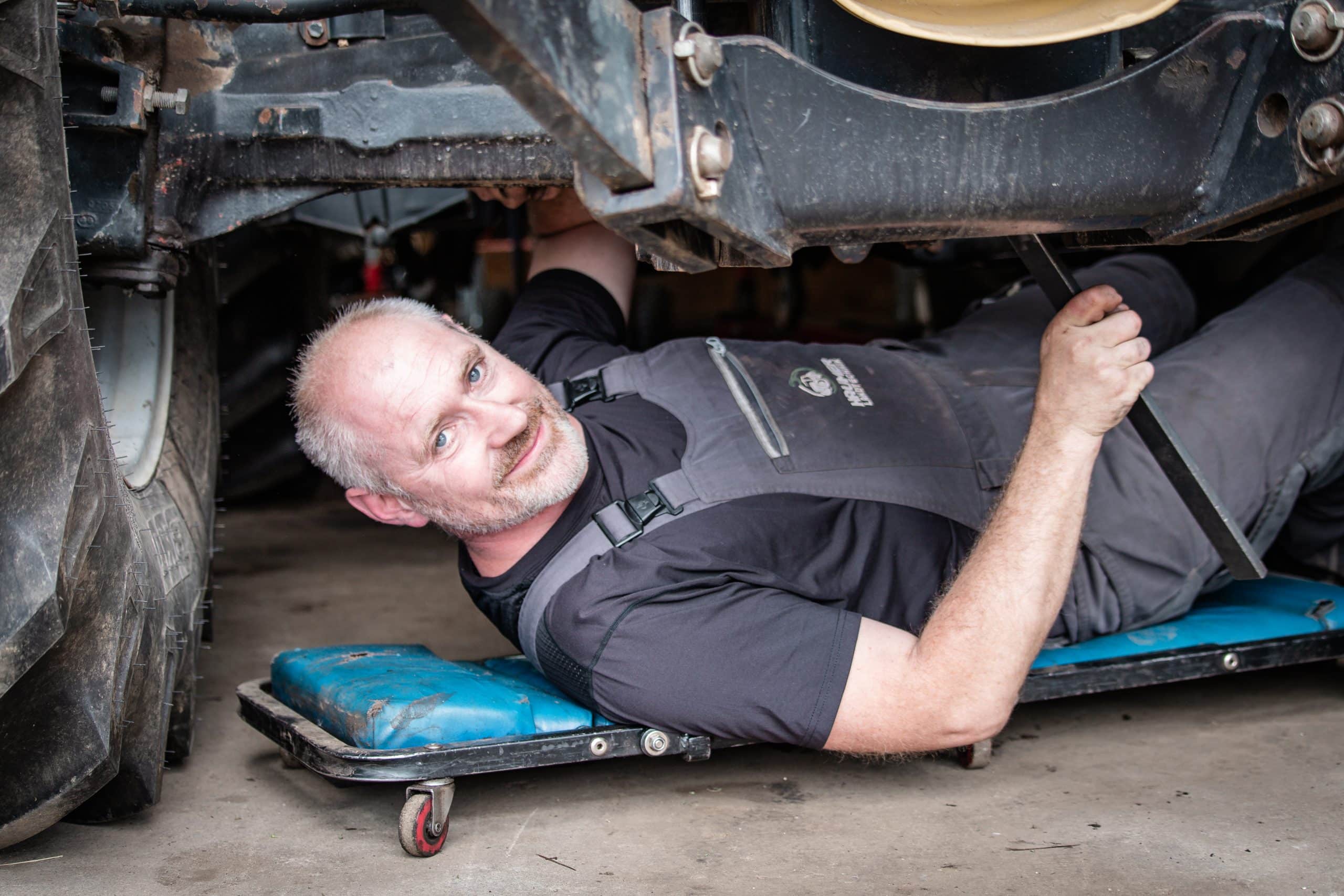 Jan Haumer repariert einen Traktor