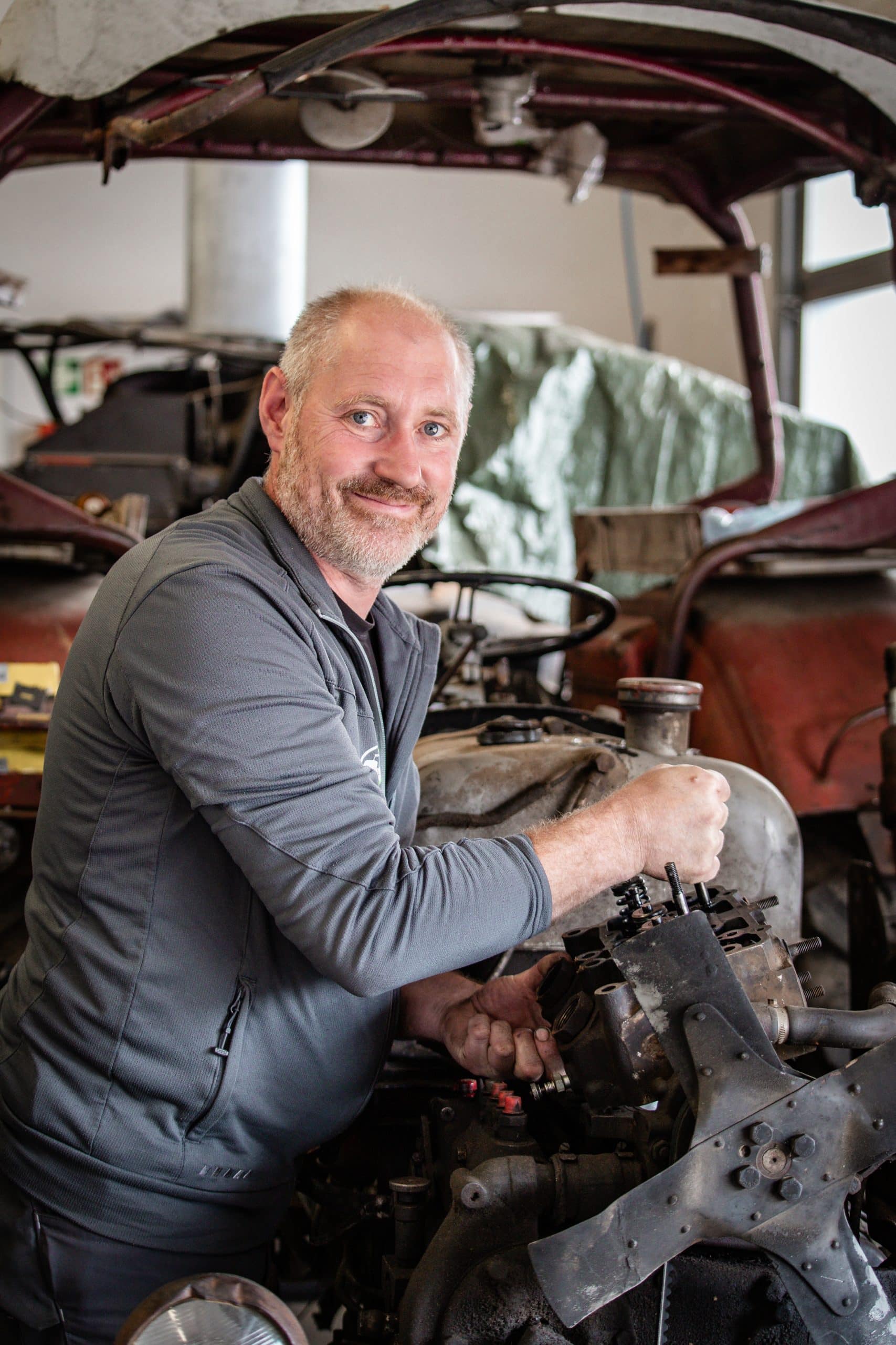 Jan Haumer repariert einen Traktor