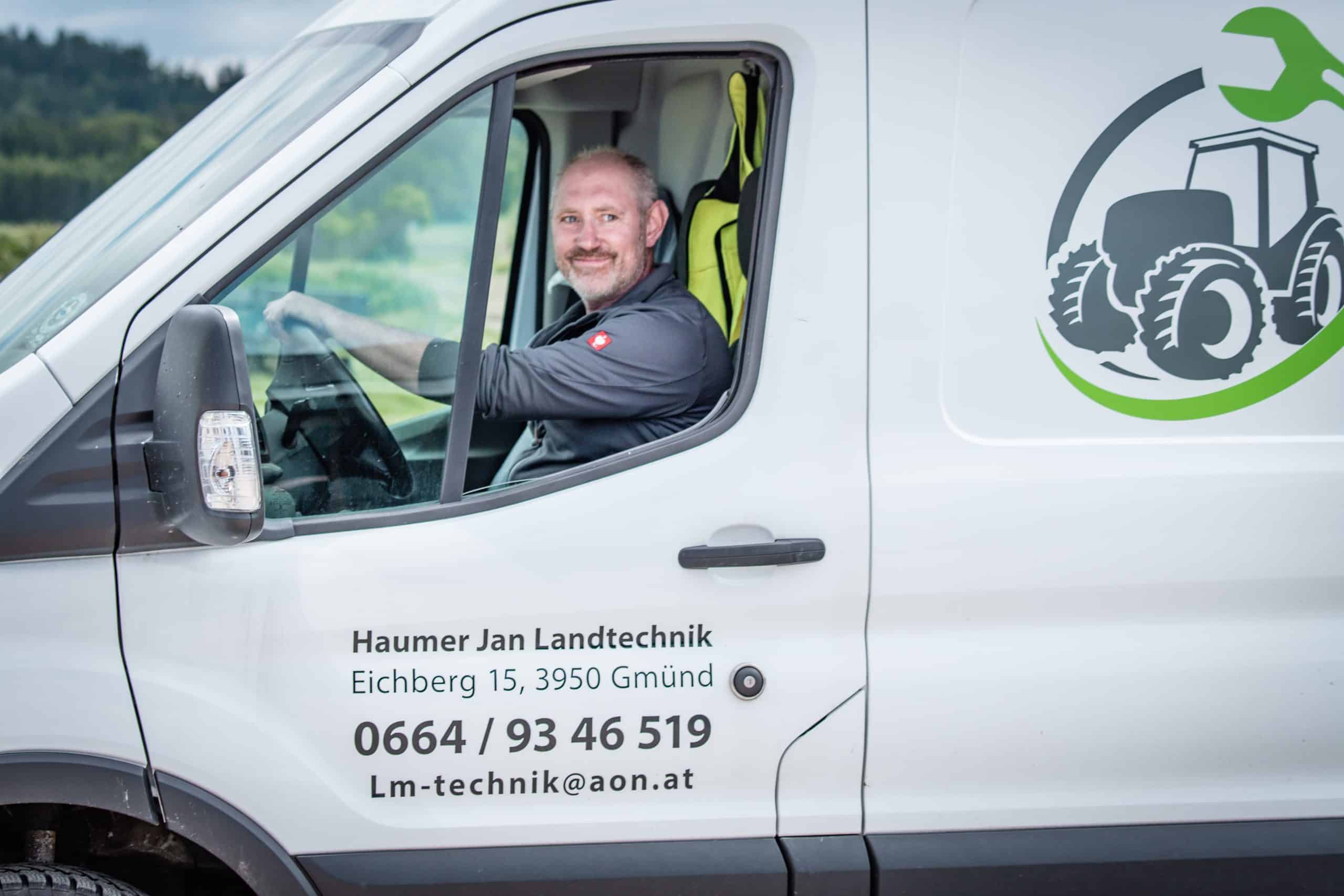 Jan Haumer mit seinem Van als Zustellservice